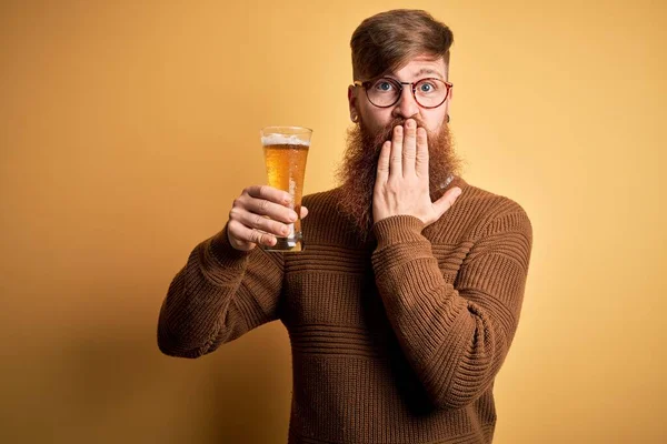 Irlandês Ruiva Homem Com Barba Beber Copo Cerveja Refrescante Sobre — Fotografia de Stock
