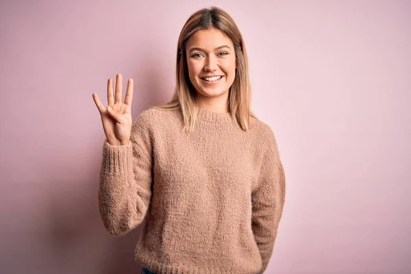 Ung Vacker Blond Kvinna Bär Vinter Ull Tröja Över Rosa — Stockfoto