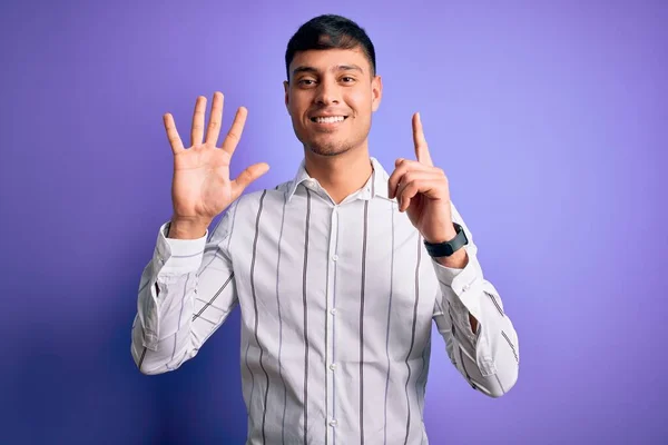 Jovem Homem Hispânico Bonito Vestindo Elegante Camisa Negócios Sobre Fundo — Fotografia de Stock