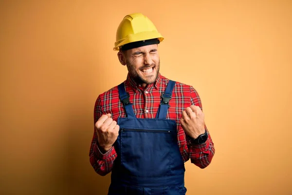 Ung Byggmästare Man Bär Konstruktion Uniform Och Skyddshjälm Över Gul — Stockfoto