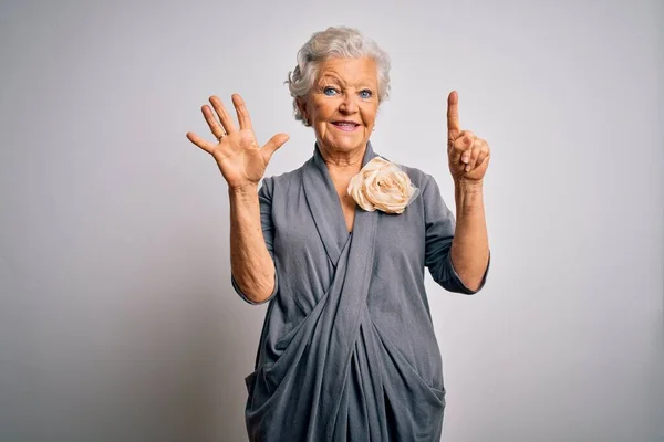 Senior Hermosa Mujer Pelo Gris Con Vestido Casual Pie Sobre — Foto de Stock