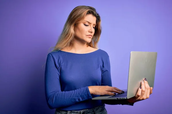 Genç Güzel Sarışın Bir Kadın Laptopla Çalışıyor Mor Bir Geçmişi — Stok fotoğraf
