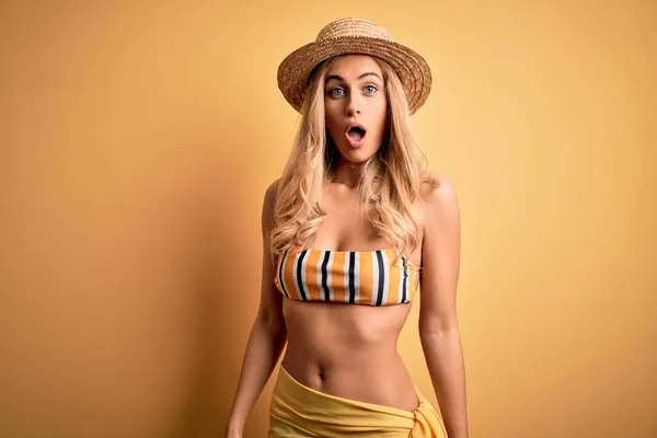 Young Beautiful Blonde Woman Vacation Wearing Bikini Hat Yellow Background — Stock Photo, Image