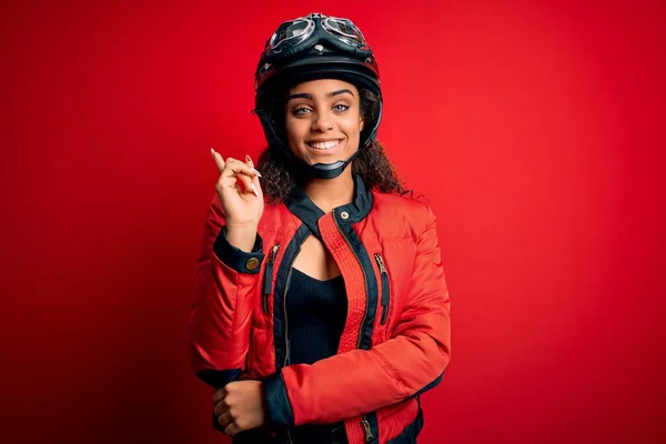 Joven Chica Motociclista Afroamericana Con Casco Moto Gafas Sobre Fondo —  Fotos de Stock