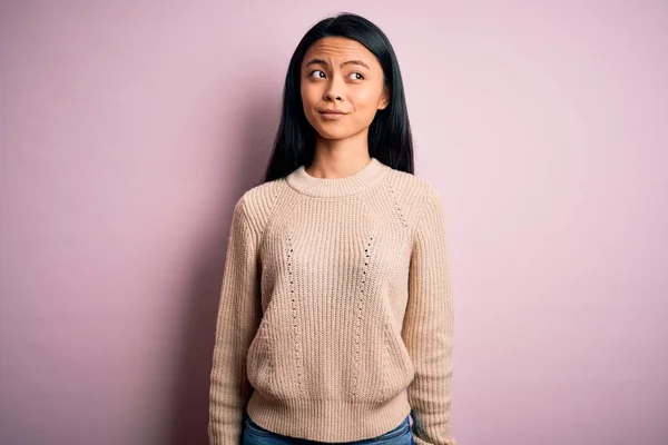 Jonge Mooie Chinese Vrouw Dragen Casual Trui Geïsoleerde Roze Achtergrond — Stockfoto