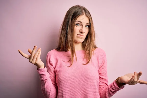 Jovem Mulher Ruiva Bonita Vestindo Camisola Casual Sobre Fundo Rosa — Fotografia de Stock