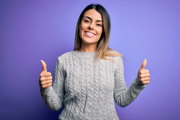 Jonge Mooie Vrouw Draagt Casual Trui Staan Geïsoleerde Paarse Achtergrond — Stockfoto