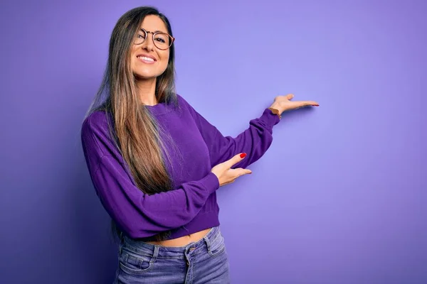 Joven Hermosa Mujer Inteligente Con Gafas Sobre Fondo Aislado Púrpura —  Fotos de Stock