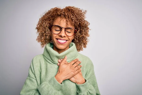 Jovem Mulher Afro Americana Bonita Vestindo Camisola Gola Alta Óculos — Fotografia de Stock