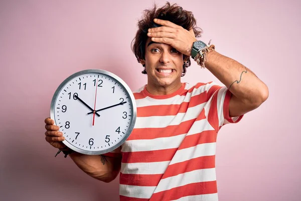 Jeune Homme Beau Tenant Une Grande Horloge Debout Sur Fond — Photo