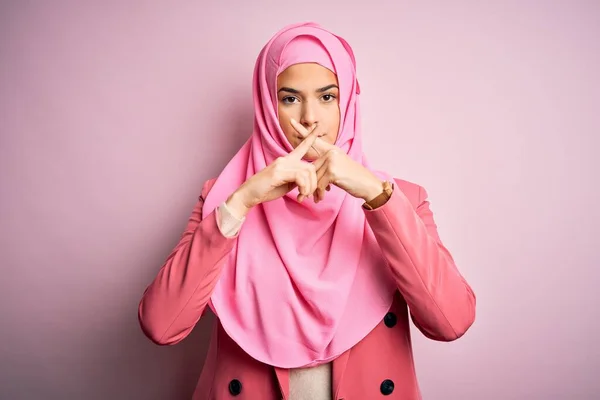 Menina Bonita Nova Vestindo Hijab Muçulmano Sobre Fundo Rosa Isolado — Fotografia de Stock