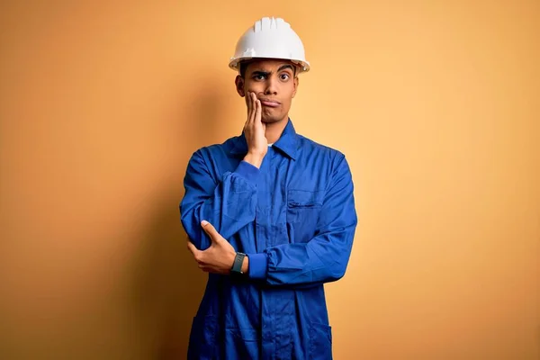 Jonge Knappe Afro Amerikaanse Arbeider Blauw Uniform Veiligheidshelm Denken Kijken — Stockfoto