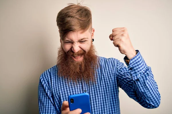 Pelirrojo Irlandés Con Barba Usando Smartphone Mirando Pantalla Sobre Fondo — Foto de Stock