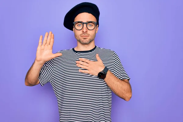 Bonito Homem Com Olhos Azuis Vestindo Camiseta Listrada Boina Francesa — Fotografia de Stock