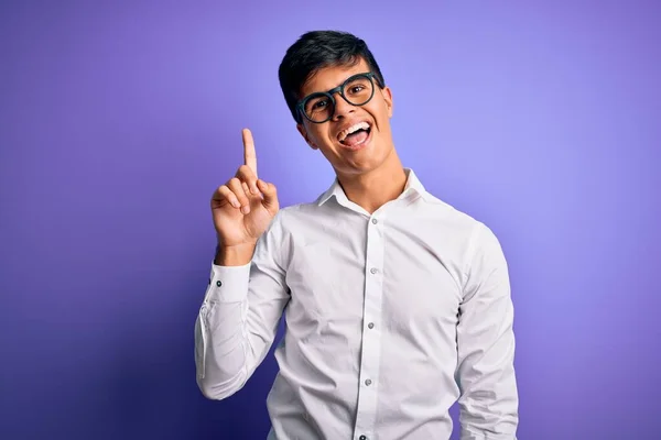 Jonge Knappe Zakenman Draagt Shirt Bril Geïsoleerde Paarse Achtergrond Tonen — Stockfoto