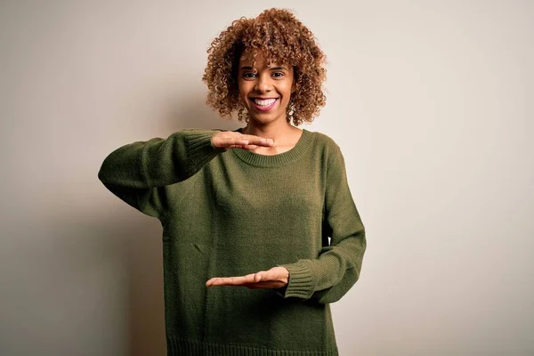 Mulher Americana Africana Bonita Com Cabelo Encaracolado Vestindo Camisola Casual — Fotografia de Stock