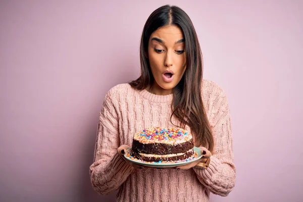 Joven Mujer Morena Hermosa Celebración Cumpleaños Delicioso Pastel Sobre Fondo — Foto de Stock