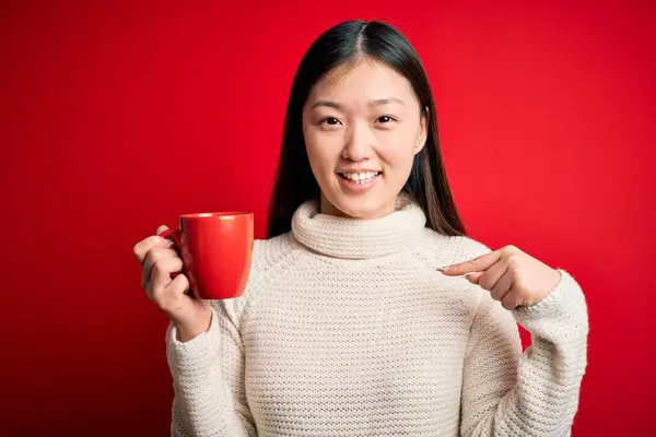 Jeune Femme Asiatique Boire Une Tasse Café Chaud Sur Fond — Photo