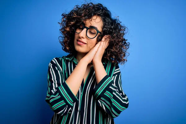 Mladý Krásný Kudrnatý Arabský Žena Sobě Pruhované Tričko Brýle Přes — Stock fotografie
