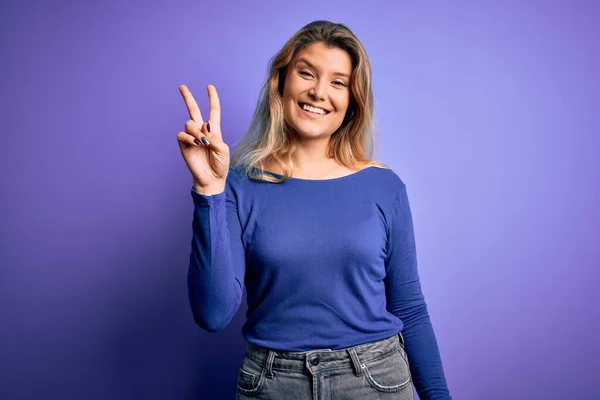 Junge Schöne Blonde Frau Lässigem Shirt Vor Isoliertem Lila Hintergrund — Stockfoto