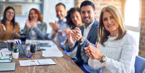 Eine Gruppe Von Geschäftsleuten Lächelt Glücklich Und Zuversichtlich Mit Einem — Stockfoto