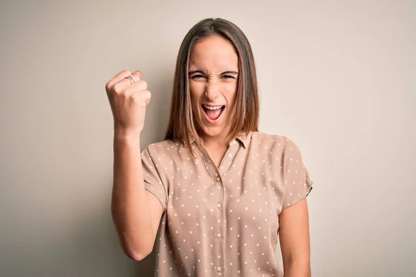 Ung Vacker Kvinna Bär Casual Shirt Stående Över Isolerad Vit — Stockfoto