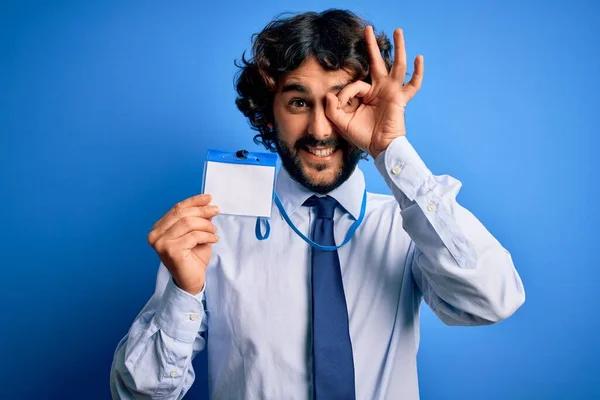 Молодий Красивий Бізнесмен Бородою Тримає Ідентифікацію Ідентифікаційної Картки Синьому Фоні — стокове фото