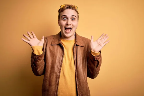 Homem Ruivo Bonito Jovem Vestindo Jaqueta Couro Casual Sobre Fundo — Fotografia de Stock