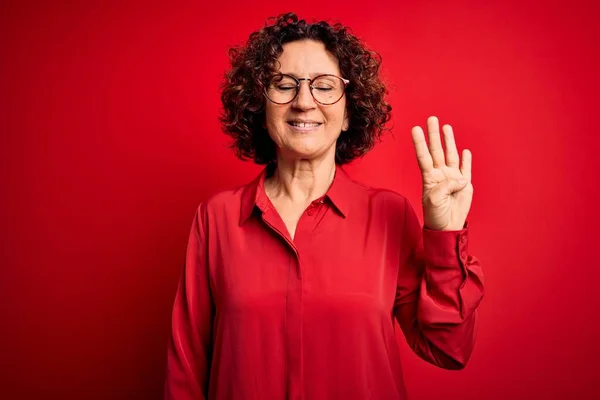 Medioevo Bella Donna Capelli Ricci Indossa Camicia Casual Occhiali Sfondo — Foto Stock