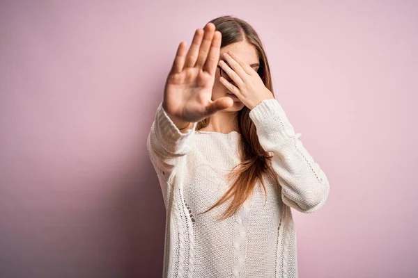 Jonge Mooie Roodharige Vrouw Draagt Casual Trui Bril Roze Achtergrond — Stockfoto