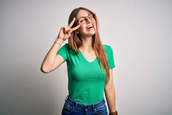 Jovem Mulher Ruiva Bonita Vestindo Casual Shirt Verde Óculos Sobre — Fotografia de Stock