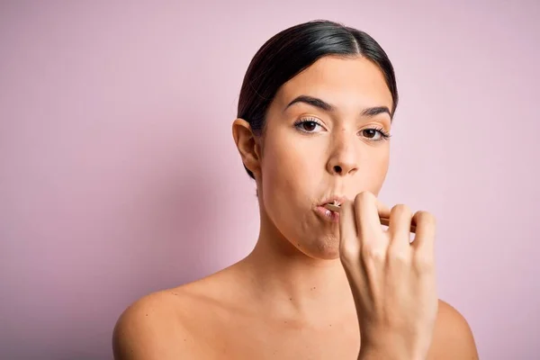 Joven Hermosa Morena Cepillándose Los Dientes Usando Cepillo Dientes Pasta —  Fotos de Stock