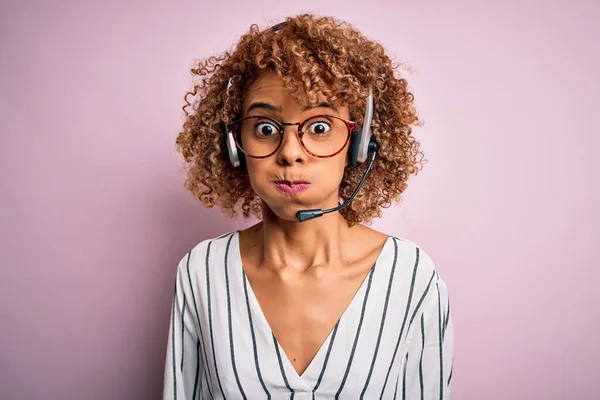 Afroamerikanisch Lockige Callcenter Agentin Die Mit Headset Über Pinkfarbenem Hintergrund — Stockfoto