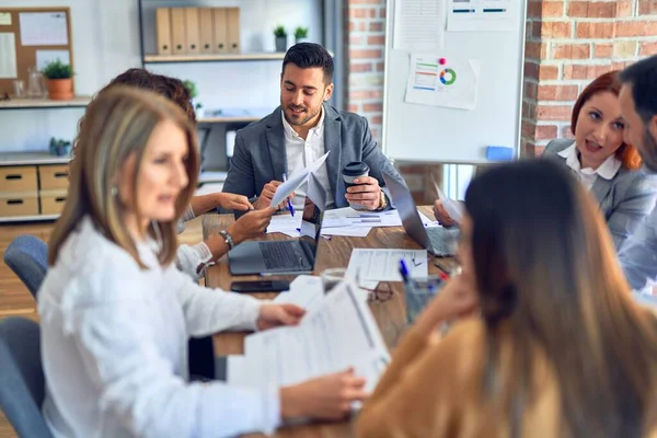 Gruppe Von Geschäftsleuten Die Zusammenarbeiten Mit Laptop Schreibtisch Sitzen Und — Stockfoto