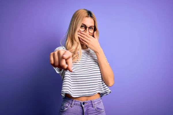 Joven Hermosa Mujer Rubia Con Camiseta Rayas Gafas Sobre Fondo — Foto de Stock