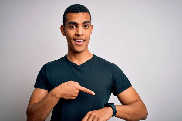 Joven Hombre Afroamericano Guapo Vistiendo Camiseta Casual Pie Sobre Fondo —  Fotos de Stock