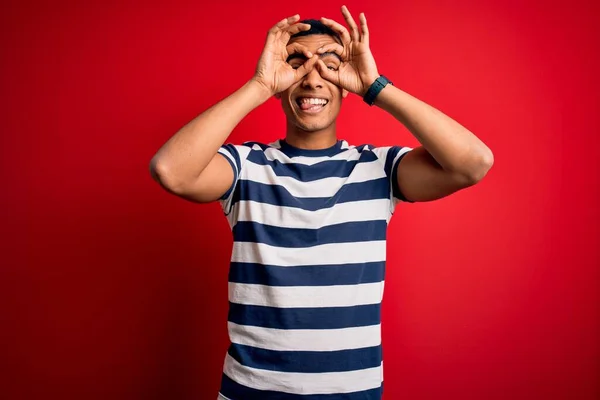 Bonito Homem Afro Americano Vestindo Camiseta Listrada Casual Sobre Fundo — Fotografia de Stock