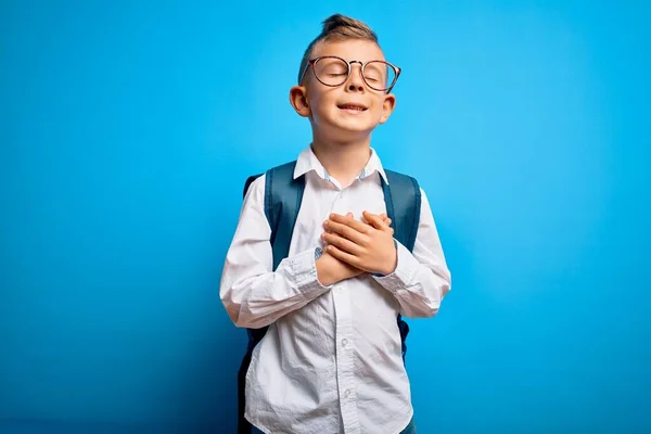 Mladý Běloch Student Brýlích Batohu Modrém Pozadí Usmívá Rukama Prsou — Stock fotografie