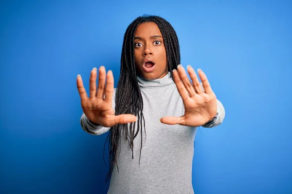 Jovem Afro Americana Vestindo Gola Alta Casual Sobre Fundo Isolado — Fotografia de Stock