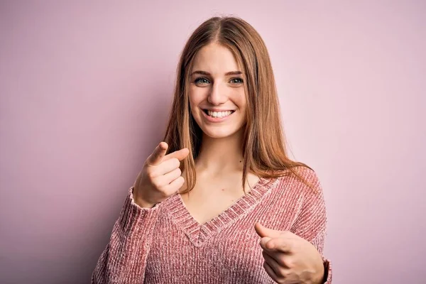 Jovem Mulher Ruiva Bonita Vestindo Camisola Casual Sobre Fundo Rosa — Fotografia de Stock