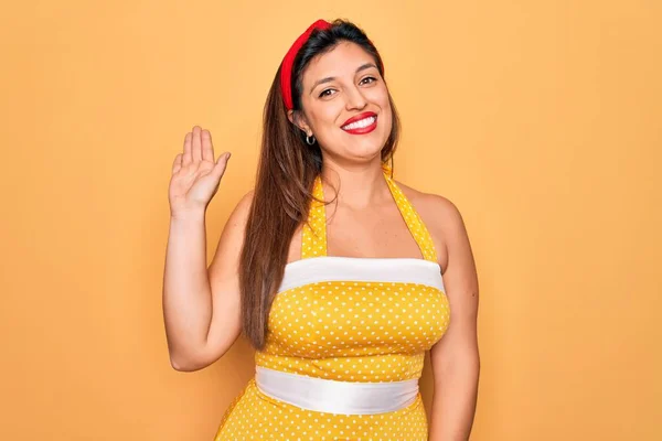 Young Hispanic Pin Woman Wearing Fashion Sexy 50S Style Yellow — Stok Foto