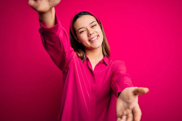 Menina Morena Bonita Nova Vestindo Camisa Casual Sobre Fundo Rosa — Fotografia de Stock