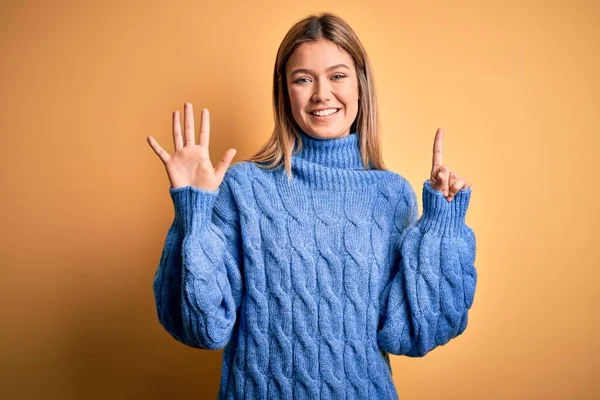 Ung Vacker Blond Kvinna Bär Polotröja Över Gul Isolerad Bakgrund — Stockfoto