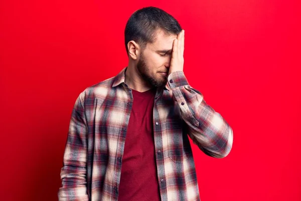 Jovem Homem Bonito Vestindo Camisa Casual Surpreso Com Mão Cabeça — Fotografia de Stock