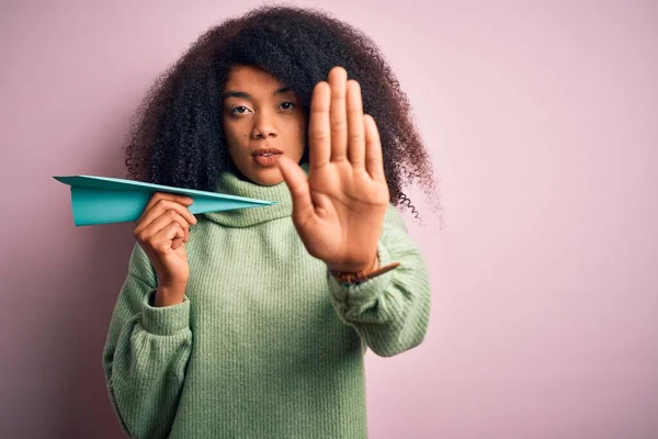 Afrikansk Amerikansk Kvinna Med Afro Hår Håller Papper Plan Som — Stockfoto