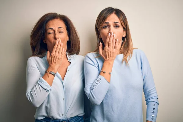 Middelbare Leeftijd Mooie Paar Zussen Staan Geïsoleerde Witte Achtergrond Verveelde — Stockfoto