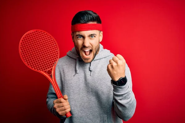 Jovem Desportista Bonito Segurando Raquete Tênis Vestindo Sportswear Sobre Fundo — Fotografia de Stock