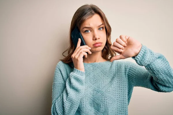 Junges Blondes Mädchen Unterhält Sich Auf Smartphone Über Isolierten Hintergrund — Stockfoto