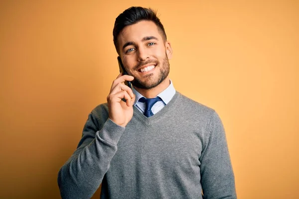 Joven Hombre Guapo Teniendo Conversación Hablando Teléfono Inteligente Sobre Fondo —  Fotos de Stock