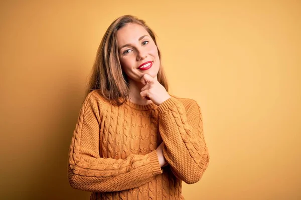 Young Beautiful Blonde Woman Wearing Casual Sweater Standing Yellow Background — Stock Photo, Image